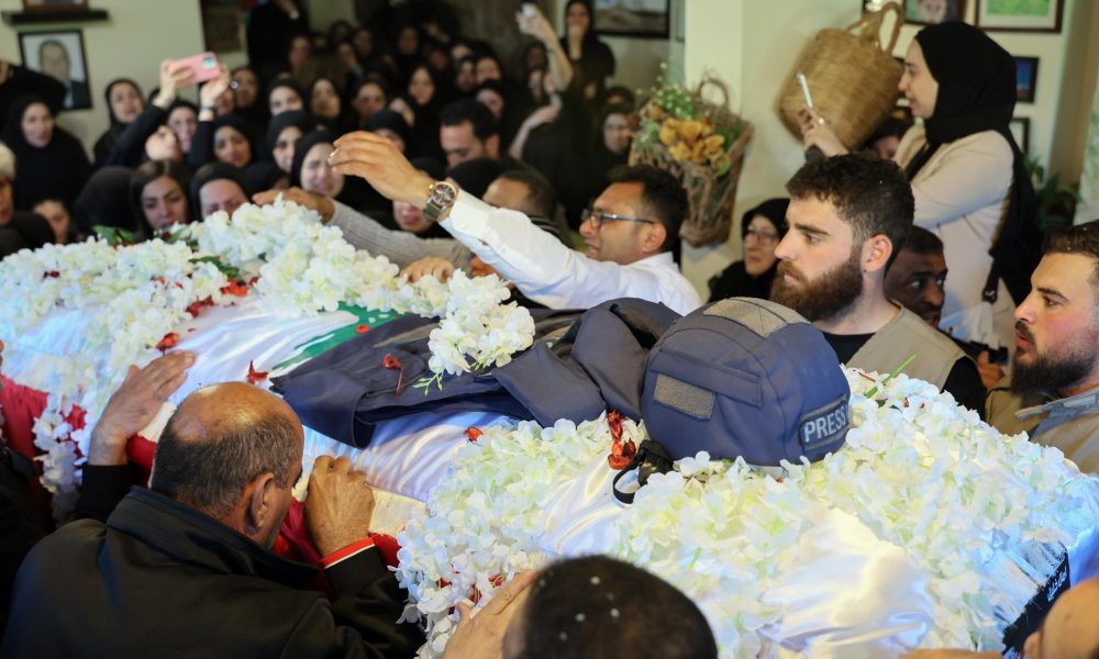 El funeral de la periodista libanesa Amal Khalil, muerta tras un bombardeo israelí en el sur del Líbano , 23 de abril de 2026 EFE/WAEL HAMZEH