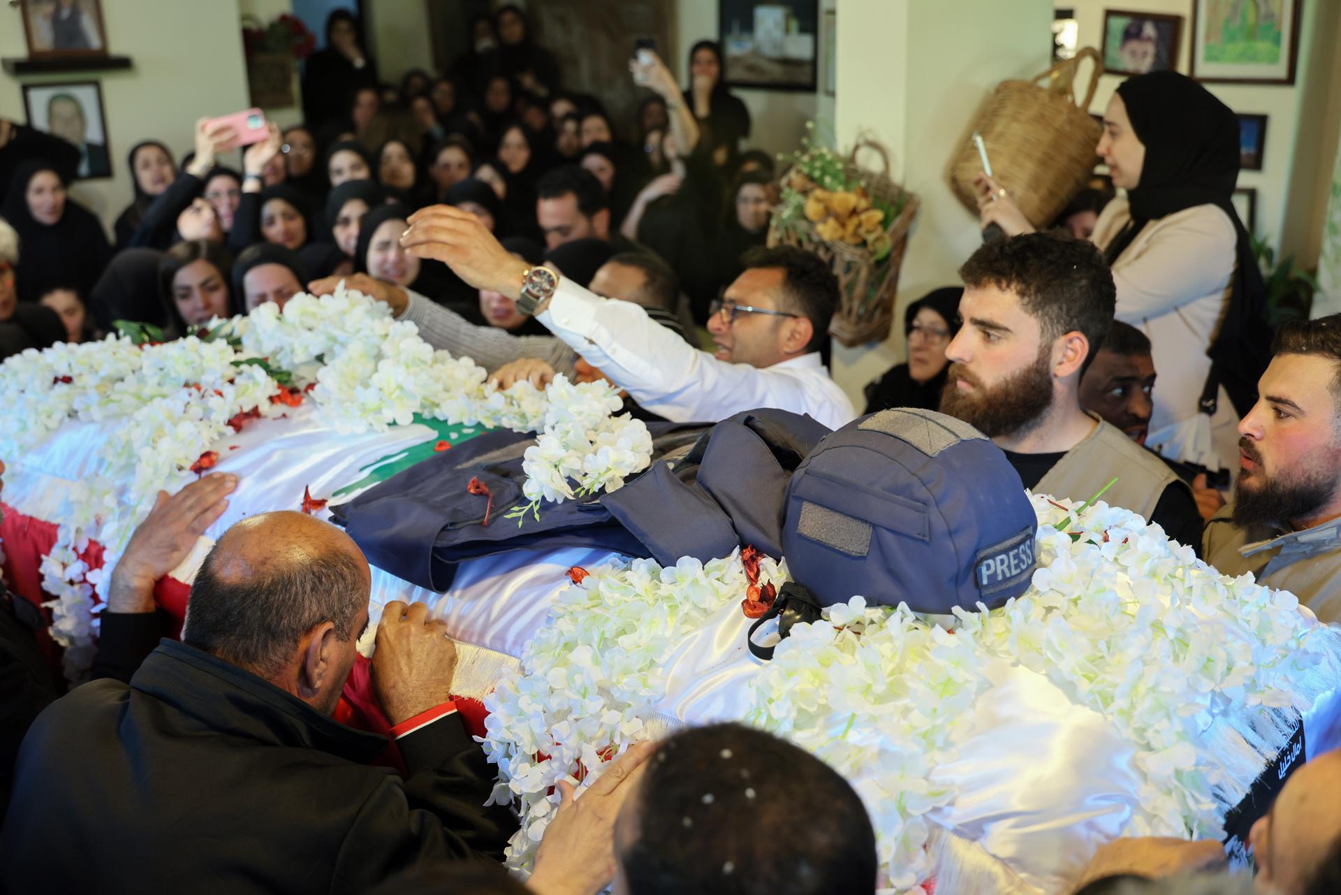 El funeral de la periodista libanesa Amal Khalil, muerta tras un bombardeo israelí en el sur del Líbano , 23 de abril de 2026 EFE/WAEL HAMZEH