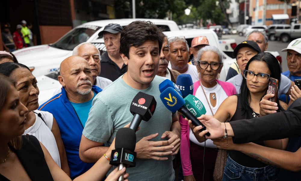 El expreso político Jesús Armas habla con periodistas durante una manifestación este viernes, frente a la sede de Hidrocapital en Caracas (Venezuela). EFE/ Ronald Peña R
