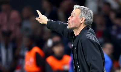 El técnico del PSG Luis Enrique desticula durante el partido de ida de cuartos que han jugado Paris Saint-Germain FC y Liverpool FC en París, Francia. EFE/EPA/CHRISTOPHE PETIT TESSON