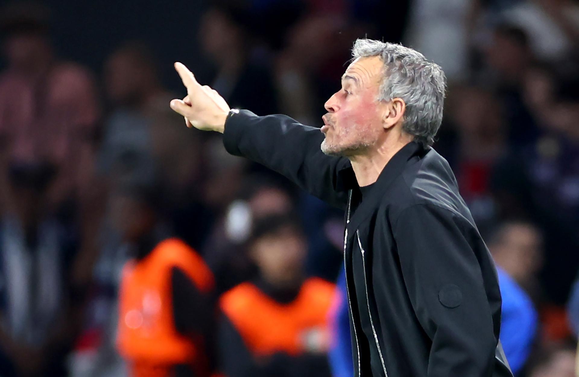 El técnico del PSG Luis Enrique desticula durante el partido de ida de cuartos que han jugado Paris Saint-Germain FC y Liverpool FC en París, Francia. EFE/EPA/CHRISTOPHE PETIT TESSON