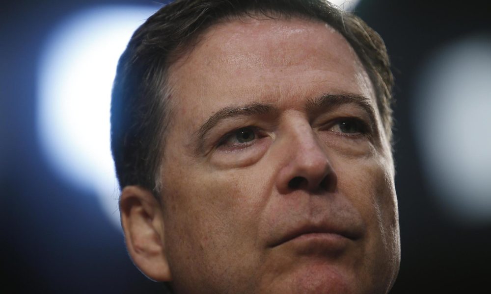 Fotografía de archivo del exdirector del FBI James Comey. EFE/Jim Lo Scalzo