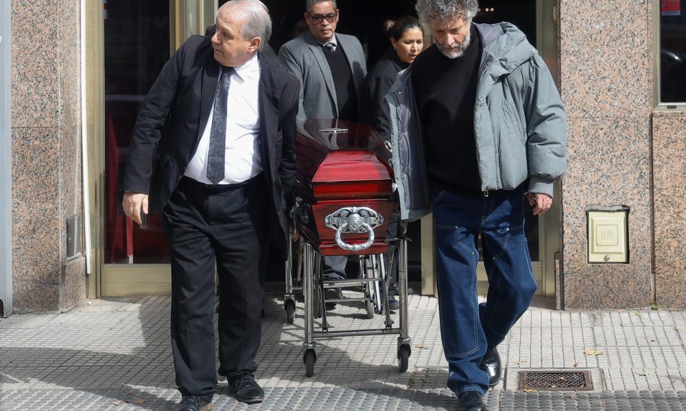 El cantante argentino Fito Páez (d) sostiene el féretro del cineasta argentino Adolfo Aristarain este lunes, en Buenos Aires (Argentina). EFE/ Juan Ignacio Roncoroni