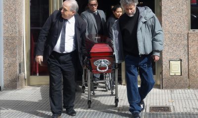 El cantante argentino Fito Páez (d) sostiene el féretro del cineasta argentino Adolfo Aristarain este lunes, en Buenos Aires (Argentina). EFE/ Juan Ignacio Roncoroni