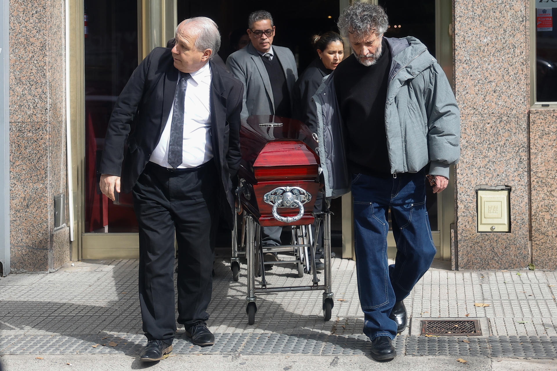 El cantante argentino Fito Páez (d) sostiene el féretro del cineasta argentino Adolfo Aristarain este lunes, en Buenos Aires (Argentina). EFE/ Juan Ignacio Roncoroni