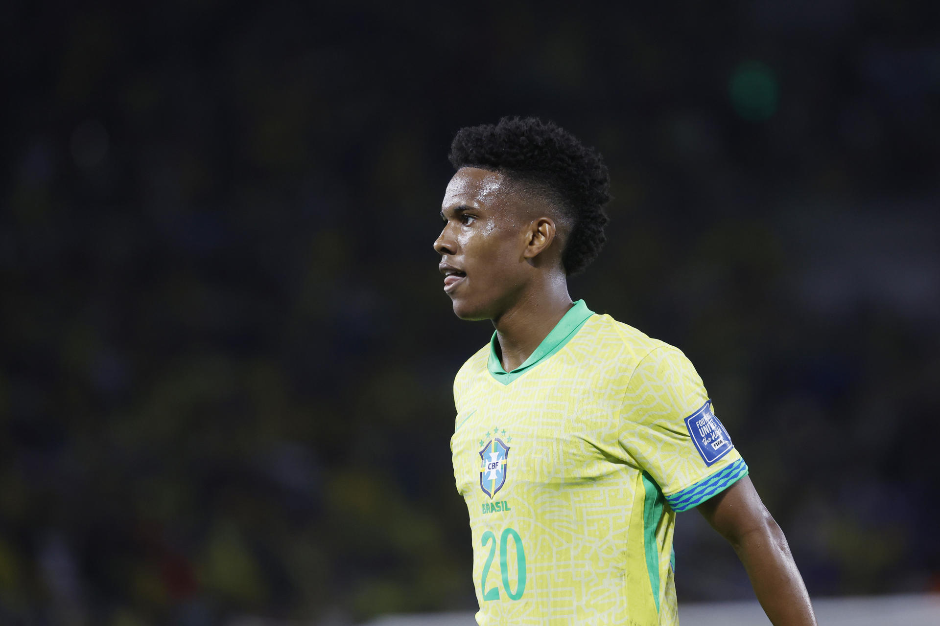 Estêvão celebra un gol con Brasil en un partido por las eliminatorias a la Copa Mundial 2026 entre Brasil y Chile en el estadio Maracaná en Río de Janeiro (Brasil). EFE/ Antonio Lacerda