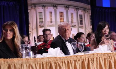 El presidente de Estados Unidos, Donald Trump (C), y la primera dama, Melania Trump (I), participan en la cena de la cena anual de la Asociación de Corresponsales de la Casa Blanca (WHCA) en Washington (EE.UU.). EFE/EPA/Yuri Gripas / POOL