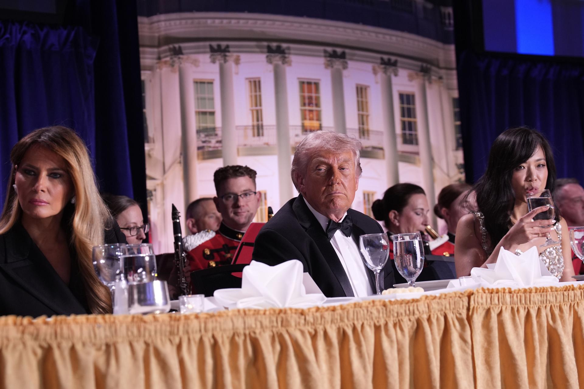 El presidente de Estados Unidos, Donald Trump (C), y la primera dama, Melania Trump (I), participan en la cena de la cena anual de la Asociación de Corresponsales de la Casa Blanca (WHCA) en Washington (EE.UU.). EFE/EPA/Yuri Gripas / POOL