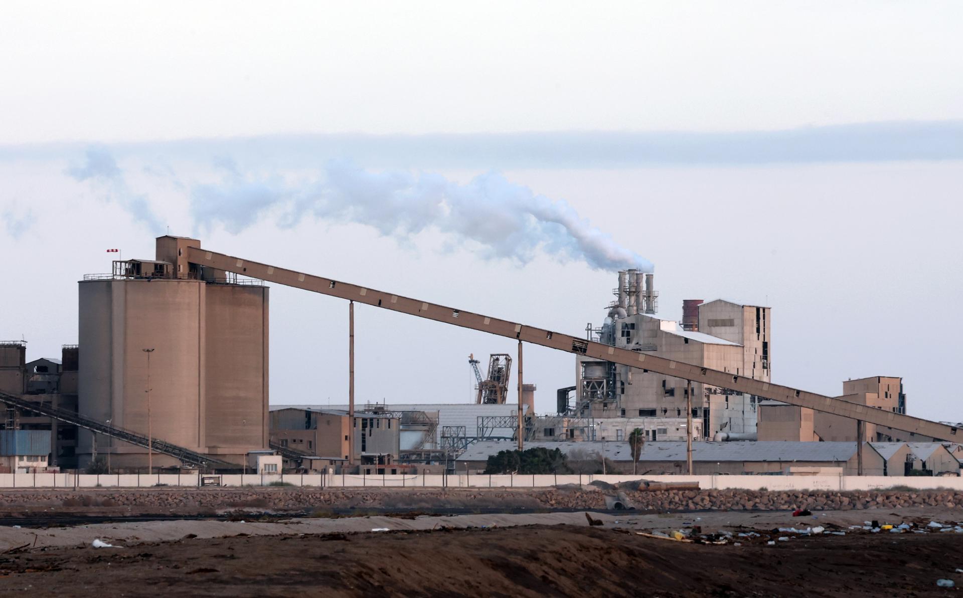 En la imagen de archivo, vista general del complejo químico en Gabes, Túnez. EFE/EPA/MOHAMED MESSARA