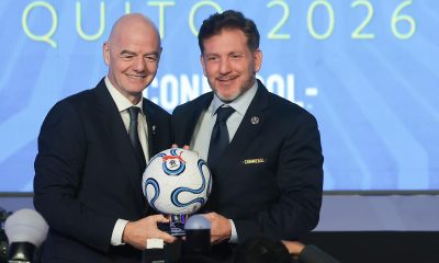 El presidente de la FIFA, Gianni Infantino (i), y el presidente de la Conmebol, Alejandro Domínguez, posan en el 82.º Congreso Ordinario de la Confederación Sudamericana de Fútbol (Conmebol) en Quito (Ecuador). EFE/ José Jácome