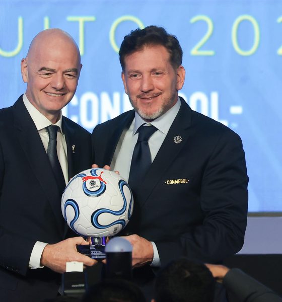 El presidente de la FIFA, Gianni Infantino (i), y el presidente de la Conmebol, Alejandro Domínguez, posan en el 82.º Congreso Ordinario de la Confederación Sudamericana de Fútbol (Conmebol) en Quito (Ecuador). EFE/ José Jácome