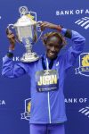 El keniano John Korir posa con el trofeo del Maratón de Boston. EFE/EPA/GREG M. COOPER
