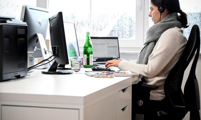 Fotografía de archivo de una mujer teletrabajando en Alemania. EFE/EPA/SASCHA STEINBACH