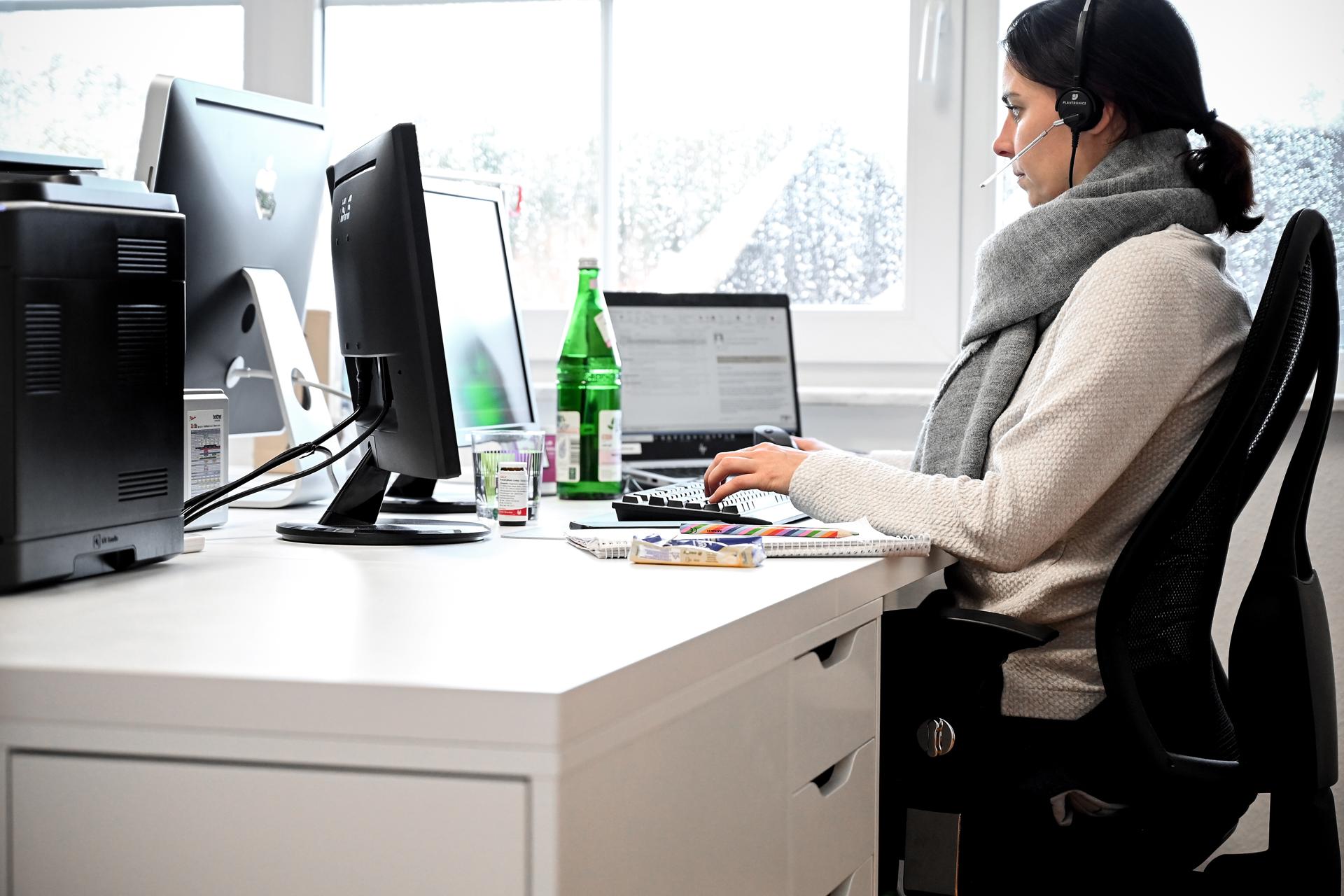 Fotografía de archivo de una mujer teletrabajando en Alemania. EFE/EPA/SASCHA STEINBACH