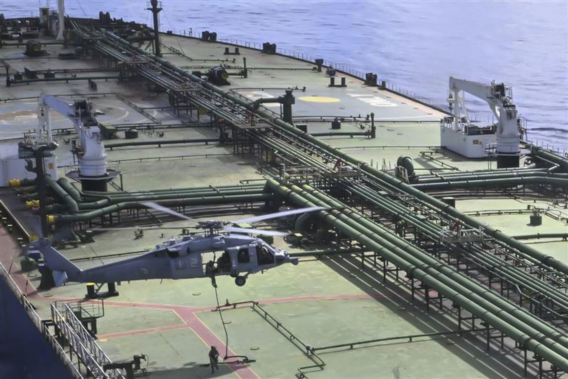 Imagen distribuida este jueves por el Departamento de Guerra de Estados Unidos en su cuenta oficial de X, acompañando el mensaje "Durante la noche, las fuerzas de EE. UU. llevaron a cabo una interdicción marítima y un abordaje de derecho de visita del , en el Océano Índico dentro del área debuque sin nacionalidad sancionado M/T Majestic X que transportaba petróleo desde Irán responsabilidad de INDOPACOM. Seguiremos con la aplicación marítima global para interrumpir redes ilícitas e interceptar buques que proporcionen apoyo material a Irán, dondequiera que operen. Las aguas internacionales no pueden ser utilizadas como escudo por actores sancionados. El Departamento de Guerra continuará negando a los actores ilícitos y sus buques la libertad de maniobra en el dominio marítimo." EFE/ Departamento de Guerra de EE.UU - SOLO USO EDITORIAL/SOLO DISPONIBLE PARA ILUSTRAR LA NOTICIA QUE ACOMPAÑA (CRÉDITO OBLIGATORIO) -