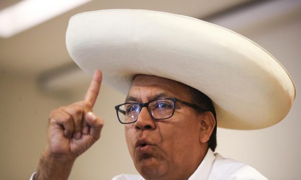 El candidato a la Presidencia de Perú por el partido Juntos por el Perú, Roberto Sánchez, habla en una rueda de prensa con la Asociación de Prensa Extranjera (APEP) este jueves, en Lima (Perú). EFE/ Paolo Aguilar