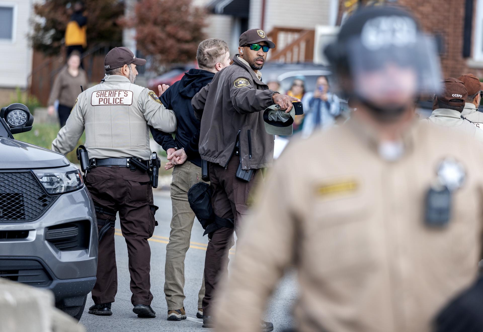 Fotografía de archivo del 10 de octubre 2025 de integrantes de la policía deteniendo a una persona durante una manifestación frente al centro de detención de ICE en Broadview, Illinois (Estados Unidos). EFE/EPA/ Cristobal Herrera-Ulashkevich
