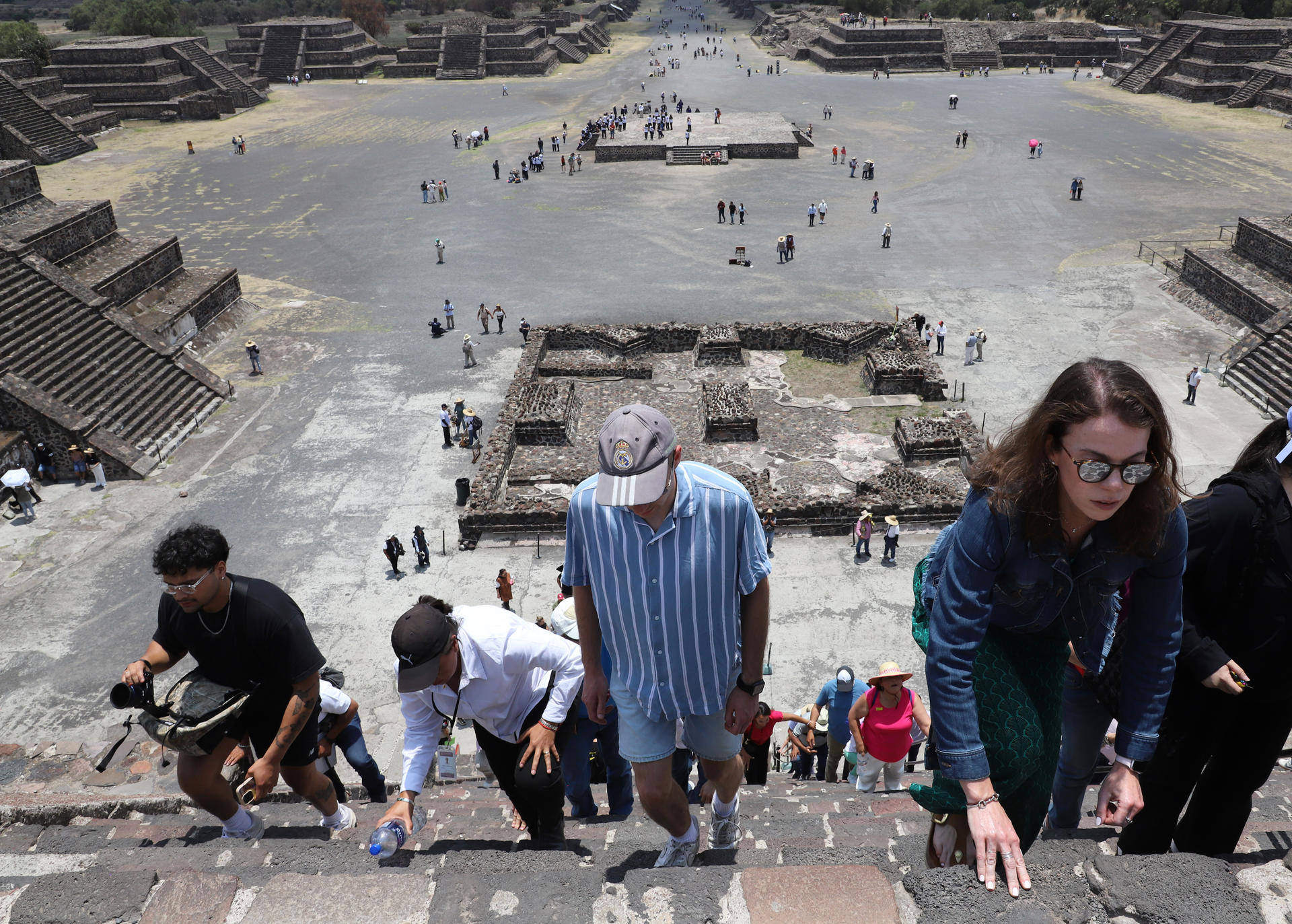Turistas realizan recorridos este miércoles en la Zona Arqueológica de Teotihuacán, en el Estado de México (México). EFE/Mario Guzmán