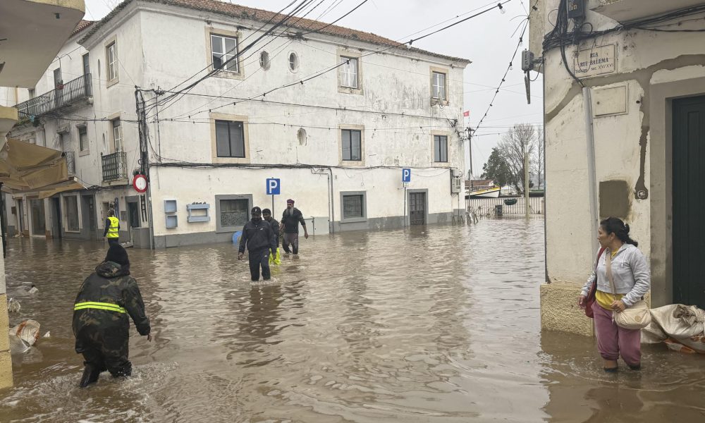Calles de la localidad de Alcácer do Sal, en Setúbal, al sur de Lisboa, afectadas por los destrozos y la crecida del río Sado, debido a las fuertes lluvias de la borrasca Leonardo el pasado febrero. EFE/ Susana Samhan