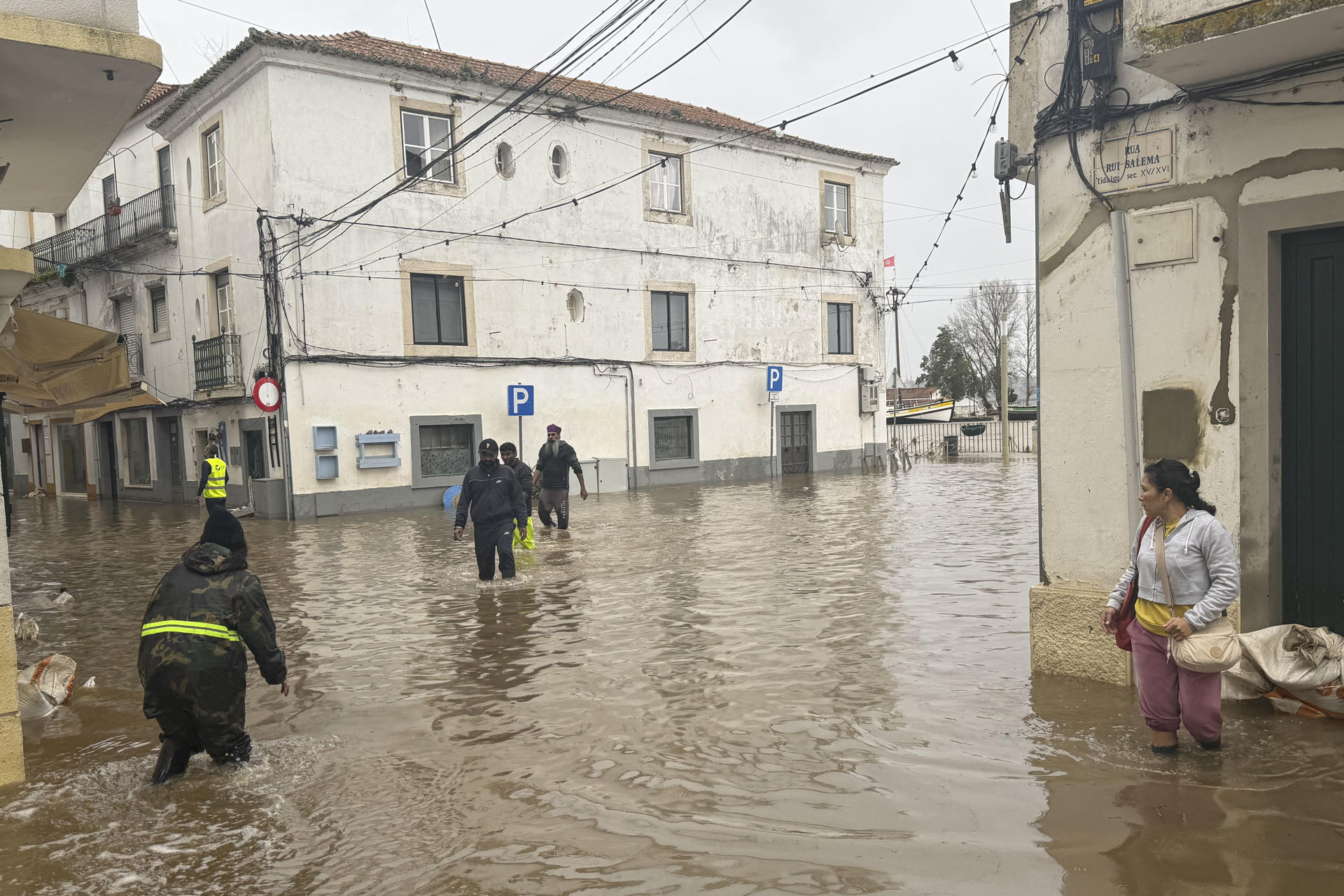 Calles de la localidad de Alcácer do Sal, en Setúbal, al sur de Lisboa, afectadas por los destrozos y la crecida del río Sado, debido a las fuertes lluvias de la borrasca Leonardo el pasado febrero. EFE/ Susana Samhan
