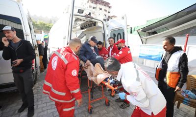 El paso fronterizo de Rafah, entre Gaza y Egipto, reabrió este domingo para permitir la evacuación de pacientes y heridos tras permanecer cerrado varios días por la muerte de un trabajador de la Organización Mundial de la Salud (OMS) en un ataque israelí durante una misión médica en la Franja. Fuentes médicas de la Media Luna Roja Palestina informaron de que sus equipos participaron, a lo largo de la mañana de este domingo, en la evacuación de 27 pacientes y 42 acompañantes (69 personas en total) a través del cruce, en coordinación con la OMS. Los evacuados, según estas fuentes, fueron trasladados en ambulancias desde un hospital de rehabilitación en Jan Yunis (sur de Gaza) hasta el paso de Rafah, desde donde serán derivados al extranjero para recibir tratamiento médico. EFE/Media Luna Roja Palestina  -SÓLO USO EDITORIAL/SOLO USO PERMITIDO PARA ILUSTRAR LA NOTICIA QUE APARECE EN EL PIE DE FOTO (CRÉDITO OBLIGATORIO)-