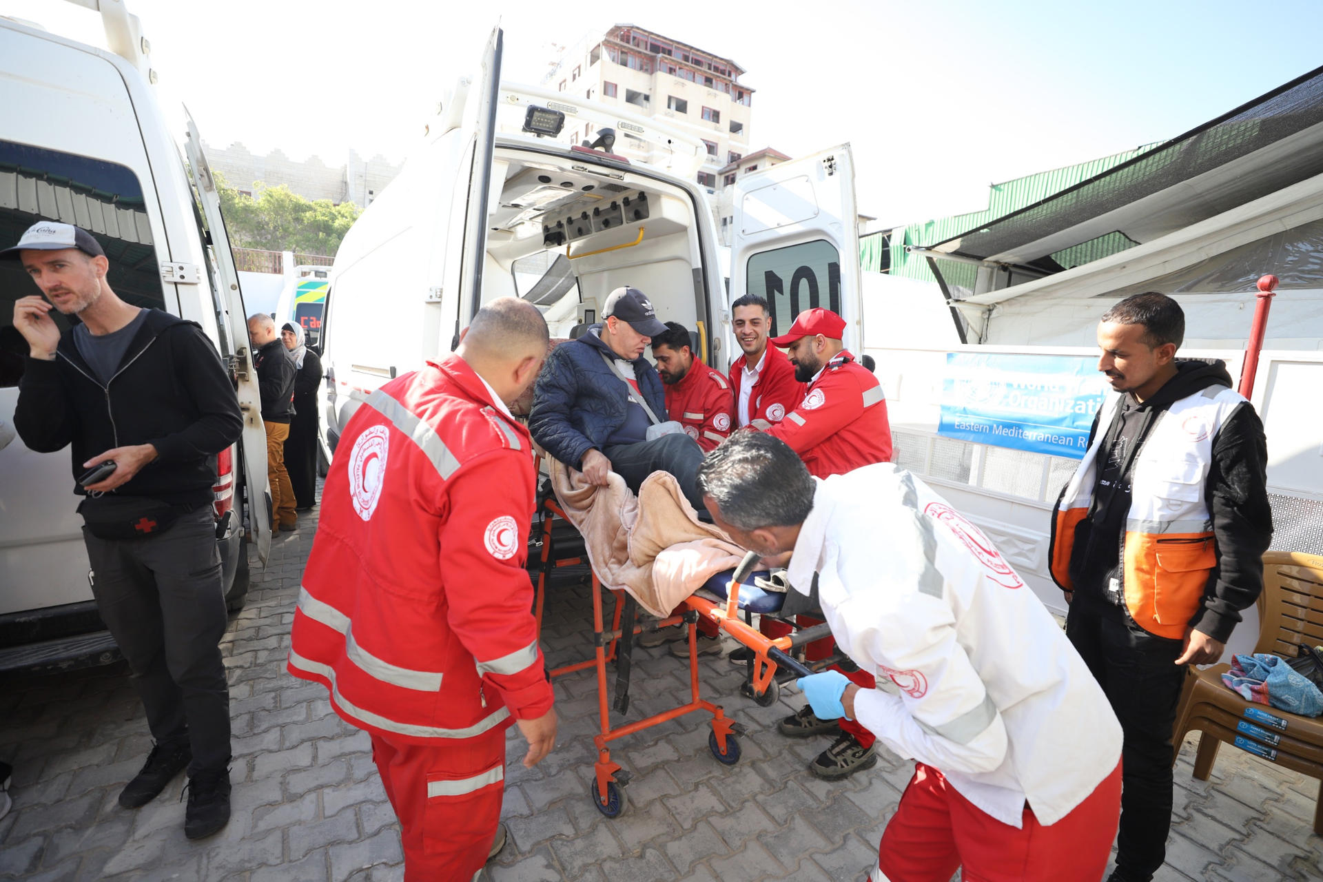 El paso fronterizo de Rafah, entre Gaza y Egipto, reabrió este domingo para permitir la evacuación de pacientes y heridos tras permanecer cerrado varios días por la muerte de un trabajador de la Organización Mundial de la Salud (OMS) en un ataque israelí durante una misión médica en la Franja. Fuentes médicas de la Media Luna Roja Palestina informaron de que sus equipos participaron, a lo largo de la mañana de este domingo, en la evacuación de 27 pacientes y 42 acompañantes (69 personas en total) a través del cruce, en coordinación con la OMS. Los evacuados, según estas fuentes, fueron trasladados en ambulancias desde un hospital de rehabilitación en Jan Yunis (sur de Gaza) hasta el paso de Rafah, desde donde serán derivados al extranjero para recibir tratamiento médico. EFE/Media Luna Roja Palestina  -SÓLO USO EDITORIAL/SOLO USO PERMITIDO PARA ILUSTRAR LA NOTICIA QUE APARECE EN EL PIE DE FOTO (CRÉDITO OBLIGATORIO)-