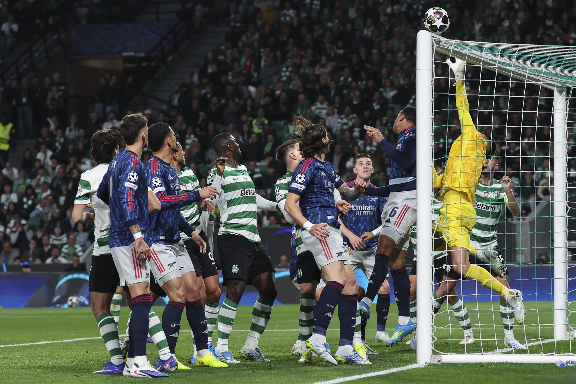 El portero del Sporting Rui Silva (d), en acción durante el partido de ida de los cuartos de final de la Liga de Campeones que su equipo jugó contra el Arsenal el pasado 7 de abril. EFE/MANUEL DE ALMEIDA