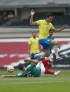 Rafael Márquez (abajo), de México, disputa un balón con Kaká, de Brasil, en el partido de Leyendas entre México y Brasil en el estadio Banorte, en Ciudad de México (México). EFE/ Isaac Esquivel
