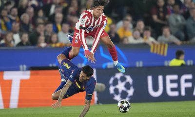 El centrocampista argentino del Atlético de Madrid, Giuliano Simeone, salta ante el defensa portugués del FC Barcelona, Cancelo, durante el encuentro correspondiente a la ida de los cuartos de final de la Liga de Campeones que disputaron FC Barcelona y Atlético de Madrid en el estadio Camp Nou, en Barcelona. EFE / Enric Fontcuberta.