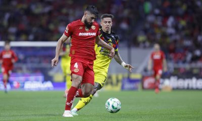 Paul Rodríguez (d) de América disputa un balón con Bruno Méndez de Toluca este sábado, durante un partido por la jornada 15 del torneo Clausura 2026 de la Liga MX en el estadio Banorte en la Ciudad de México (México). EFE/ Sáshenka Gutiérrez