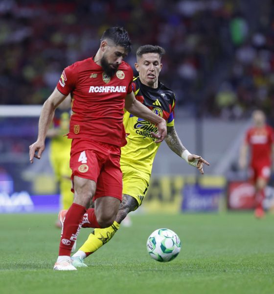 Paul Rodríguez (d) de América disputa un balón con Bruno Méndez de Toluca este sábado, durante un partido por la jornada 15 del torneo Clausura 2026 de la Liga MX en el estadio Banorte en la Ciudad de México (México). EFE/ Sáshenka Gutiérrez