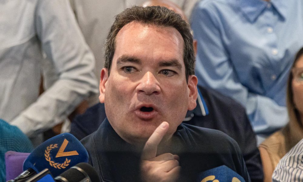 El diputado opositor venezolano Tomás Guanipa habla en una rueda de prensa en Maracaibo (Venezuela). EFE/ Henry Chirinos