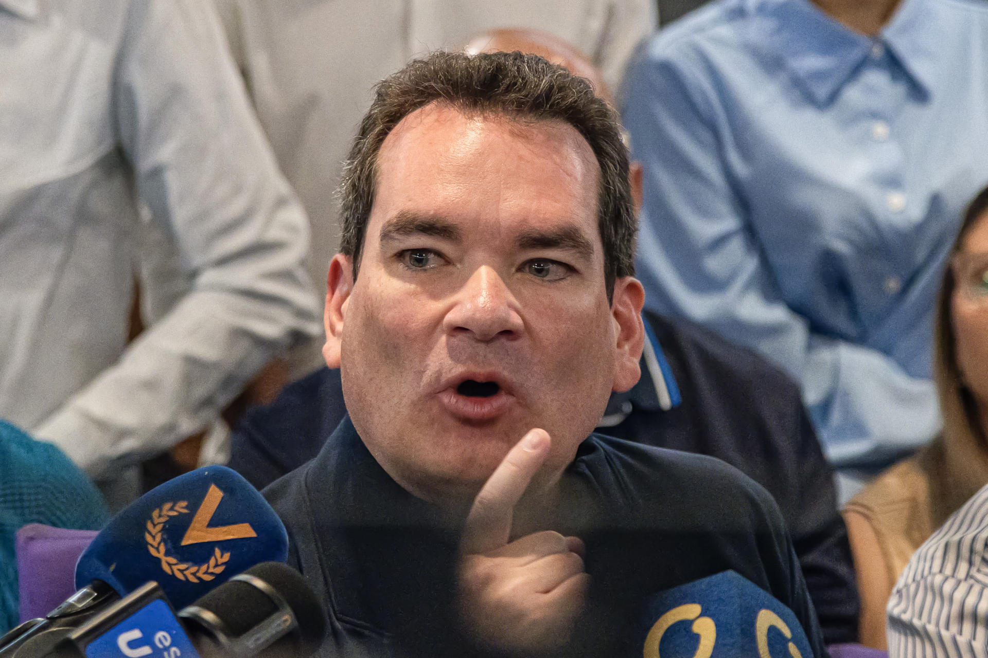 El diputado opositor venezolano Tomás Guanipa habla en una rueda de prensa en Maracaibo (Venezuela). EFE/ Henry Chirinos