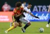 Erik Lira (d), de México, disputa el balón con Axel Witsel, de Bélgica, durante un partido amistoso entre México y Bélgica en el estadio Soldier Field, en Chicago (Estados Unidos). EFE/ Carlos Ramírez
