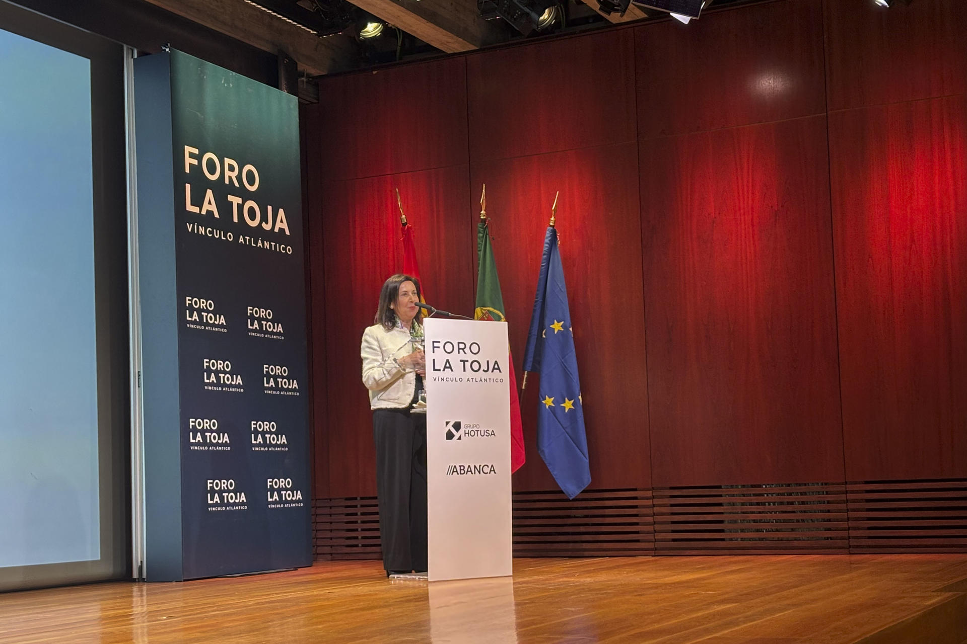 - La ministra de Defensa, Margarita Robles, interviene durante su asistencia al Foro La Toja, celebrado este miércoles en Lisboa. EFE/ Blas Díaz