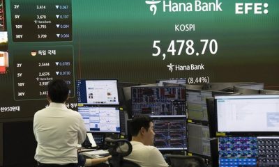 SEÚL (Corea del Sur), 01/04/2026.- Operadores surcoreanos trabajan frente a monitores en el Banco Hana en Seúl, Corea del Sur, el 1 de abril de 2026. El índice bursátil de referencia de Corea del Sur (KOSPI) subió 426,24 puntos, un 8,44%, para cerrar en 5.478,70, ante las crecientes esperanzas de una posible resolución del conflicto entre Estados Unidos, Israel e Irán. EFE/EPA/JEON HEON-KYUN