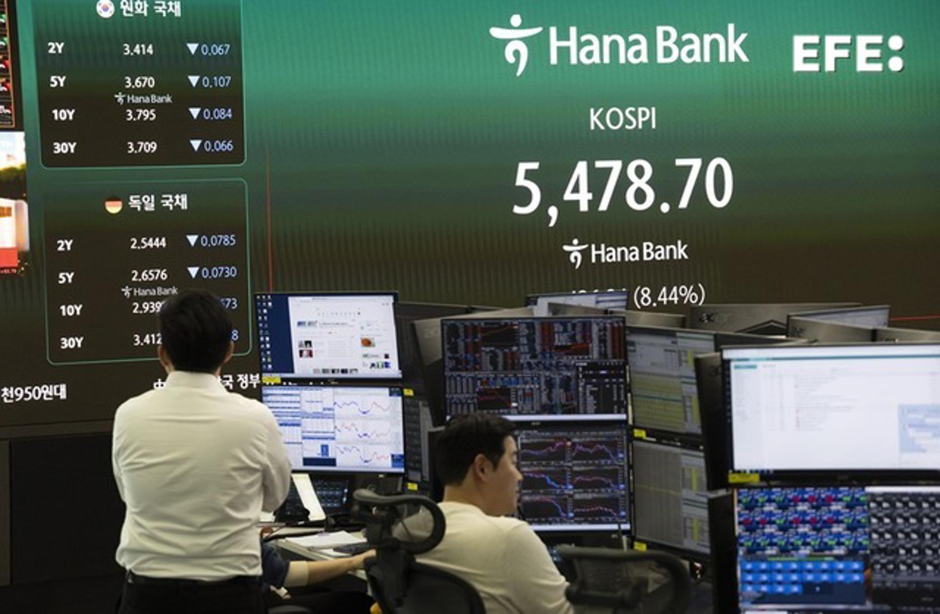 SEÚL (Corea del Sur), 01/04/2026.- Operadores surcoreanos trabajan frente a monitores en el Banco Hana en Seúl, Corea del Sur, el 1 de abril de 2026. El índice bursátil de referencia de Corea del Sur (KOSPI) subió 426,24 puntos, un 8,44%, para cerrar en 5.478,70, ante las crecientes esperanzas de una posible resolución del conflicto entre Estados Unidos, Israel e Irán. EFE/EPA/JEON HEON-KYUN