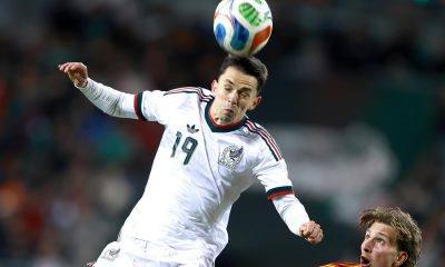 Álvaro Fidalgo (i), de México, cabecea el balón durante un partido amistoso entre México y Bélgica en el estadio Soldier Field, en Chicago (Estados Unidos). EFE/Carlos Ramírez
