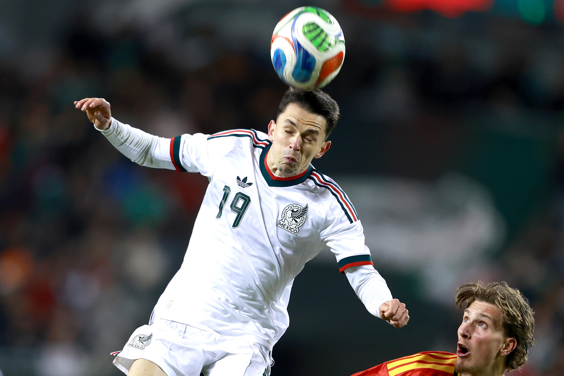 Álvaro Fidalgo (i), de México, cabecea el balón durante un partido amistoso entre México y Bélgica en el estadio Soldier Field, en Chicago (Estados Unidos). EFE/Carlos Ramírez