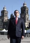 El ministro de Asuntos Exteriores de España, José Manuel Albares, camina este miércoles por la zona arqueológica de Ciudad de México (México). EFE/José Méndez
