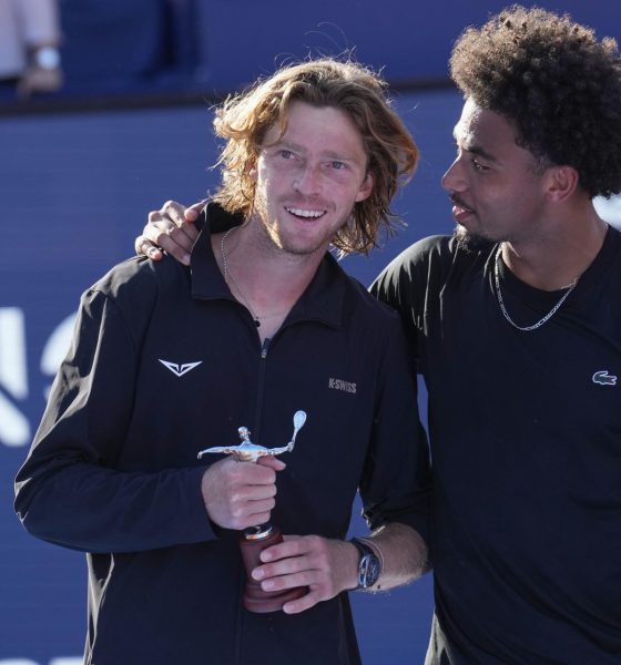 El tenista francés Arthur Fils (d) celebra su victoria ante el ruso Andrei Rublev, en partido correspondiente a la final del Open Banc de Sabadell - Torneo Conde de Godó, este domingo en Barcelona. EFE/ Alejandro Garcia