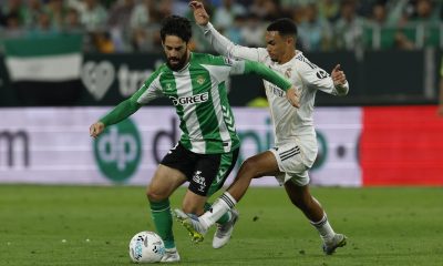 El centrocampista del Betis, Isco (i), intenta llevarse el balón ante el defensa británico del Real Madrid, Trent Alexander-Arnold, durante el encuentro correspondiente a la jornada 32 de LaLiga que disputan Real Betis y Real Madrid este viernes en el estadio de La Cartuja, en Sevilla. EFE/ Julio Muñoz.