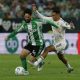 El centrocampista del Betis, Isco (i), intenta llevarse el balón ante el defensa británico del Real Madrid, Trent Alexander-Arnold, durante el encuentro correspondiente a la jornada 32 de LaLiga que disputan Real Betis y Real Madrid este viernes en el estadio de La Cartuja, en Sevilla. EFE/ Julio Muñoz.