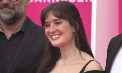 La cómica Victoria Martín, autora del libro 'Se tiene que morir mucha gente' y directora de la serie basada en el libro, posa en el Festival Canneseries donde la serie está nominada al gran premio del Canneseries. EFE/ Pol Lloberas Cardona