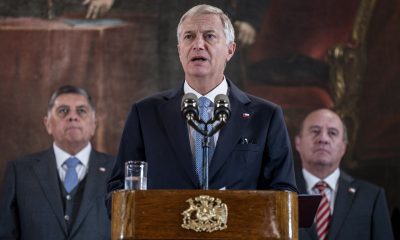 Fotografía cedida por la Presidencia de Chile del mandatario, José Antonio Kast, hablando durante la firma del ‘Proyecto de Ley de Reconstrucción y Desarrollo Económico y Social’ con el que busca elevar el crecimiento mediante importantes reducciones de impuestos, este miércoles, en el Palacio de La Moneda, en Santiago (Chile). EFE/ Presidencia de Chile /SOLO USO EDITORIAL NO VENTAS /SOLO DISPONIBLE PARA ILUSTRAR LA NOTICIA QUE ACOMPAÑA (CRÉDITO OBLIGATORIO)