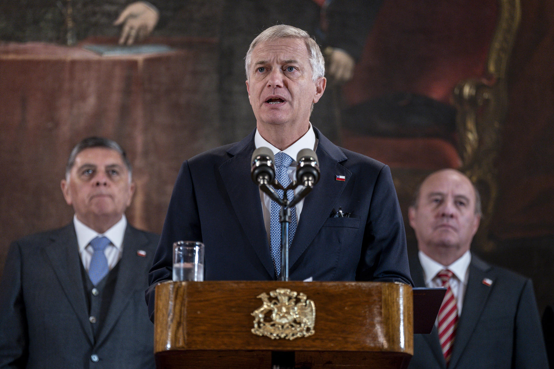 Fotografía cedida por la Presidencia de Chile del mandatario, José Antonio Kast, hablando durante la firma del ‘Proyecto de Ley de Reconstrucción y Desarrollo Económico y Social’ con el que busca elevar el crecimiento mediante importantes reducciones de impuestos, este miércoles, en el Palacio de La Moneda, en Santiago (Chile). EFE/ Presidencia de Chile /SOLO USO EDITORIAL NO VENTAS /SOLO DISPONIBLE PARA ILUSTRAR LA NOTICIA QUE ACOMPAÑA (CRÉDITO OBLIGATORIO)