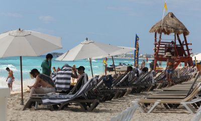 Turistas descansan en una playa en Cancún (México). Imagen de archivo. EFE/ Alonso Cupul