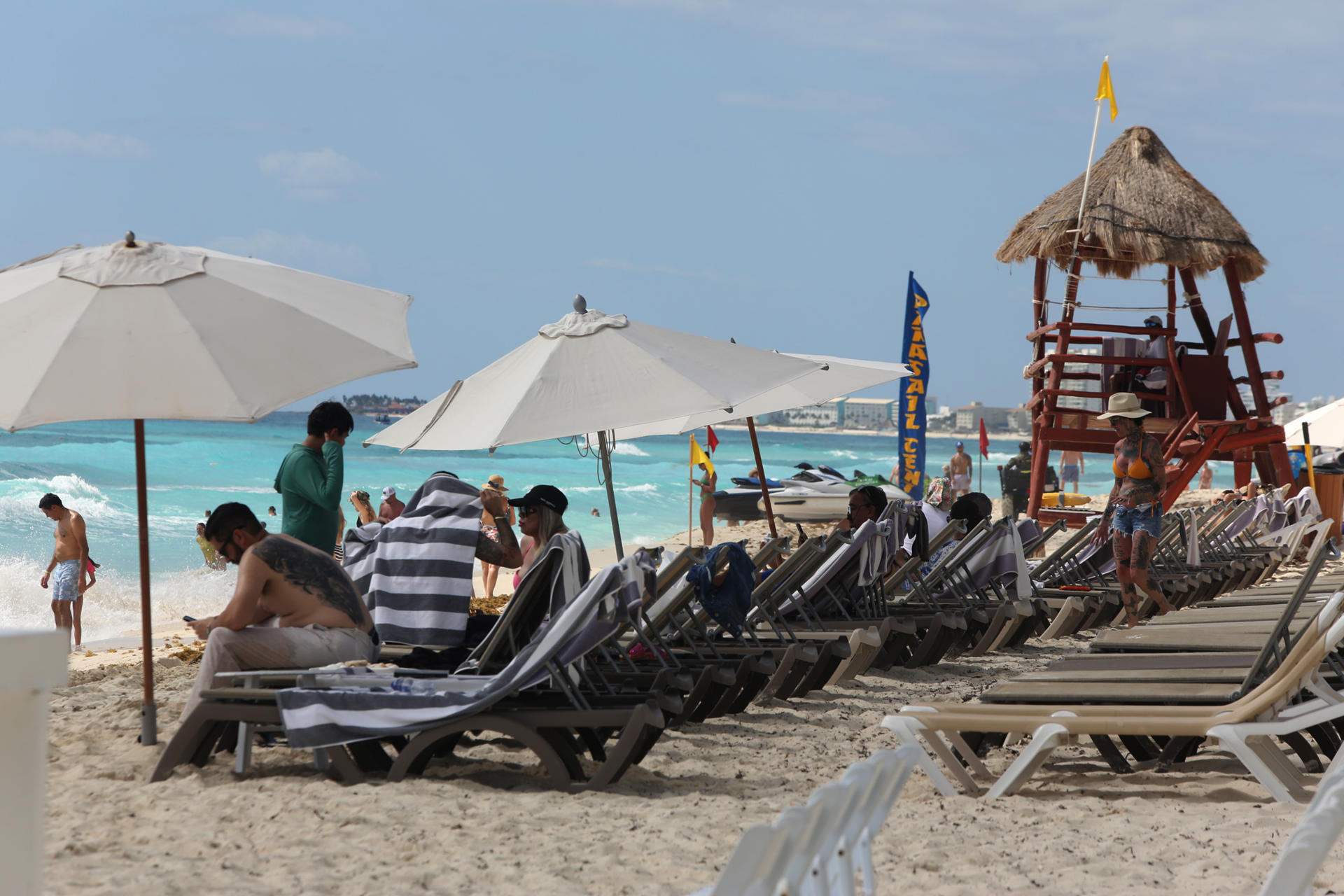Turistas descansan en una playa en Cancún (México). Imagen de archivo. EFE/ Alonso Cupul