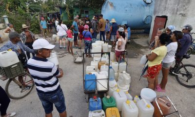 Varias personas hacen fila para abastecerse de agua el 8 de noviembre de 2025, en Cauto Cristo (Cuba) tras el paso del huracán Melissa.EFE/ Ernesto Mastrascusa