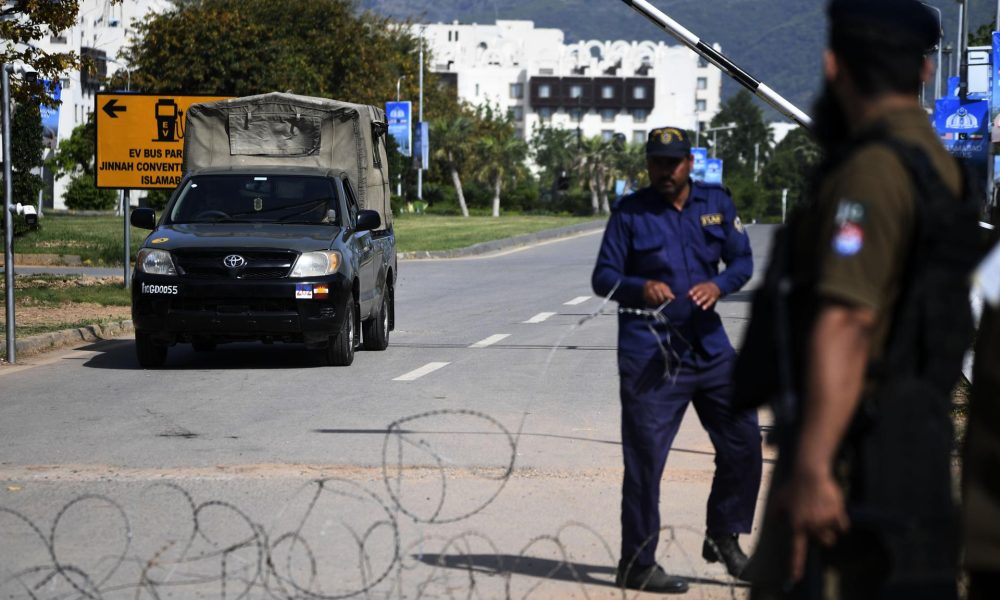 ISLAMABAD (Pakistan), 21/04/2026.- Pakistani security officials stand guard on a road leading to the Red Zone, where most diplomatic missions and government offices are located, including the venue for the expected second round of US-Iran peace talks, in Islamabad, Pakistan, 21 April 2026. As the ceasefire deadline nears, US negotiators are returning to Islamabad for a second round of talks, despite an Iranian Foreign Ministry spokesperson stating that Tehran has no plans to participate. (Teherán) EFE/EPA/SOHAIL SHAHZAD